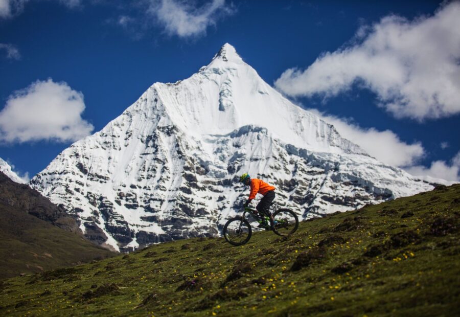 Descending beneath the peak of Jichu Drake