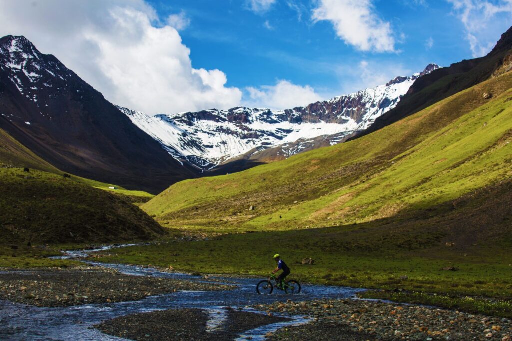 The long descent from Yele La